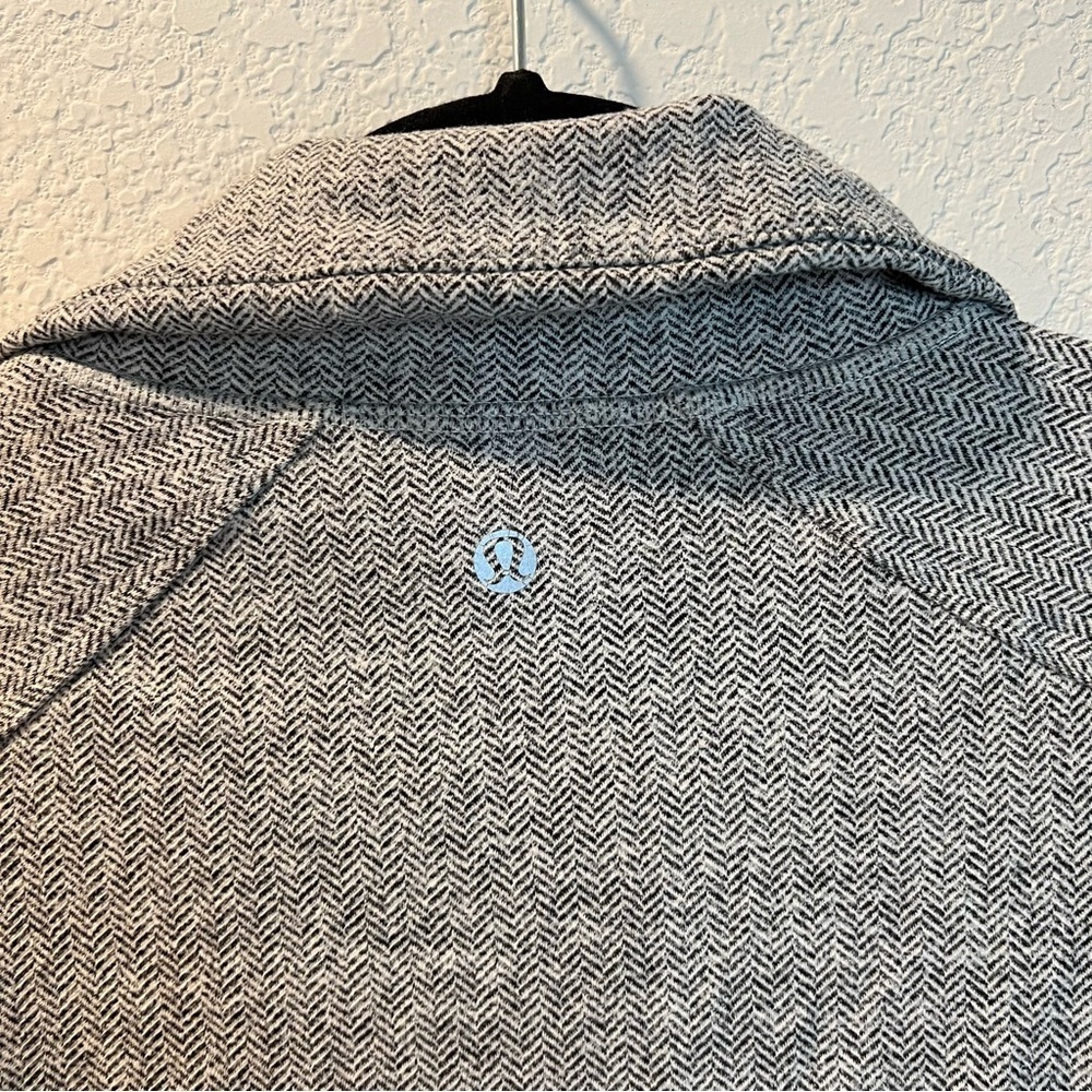Women’s Lululemon Gray Herringbone Patterned Zip … - image 8